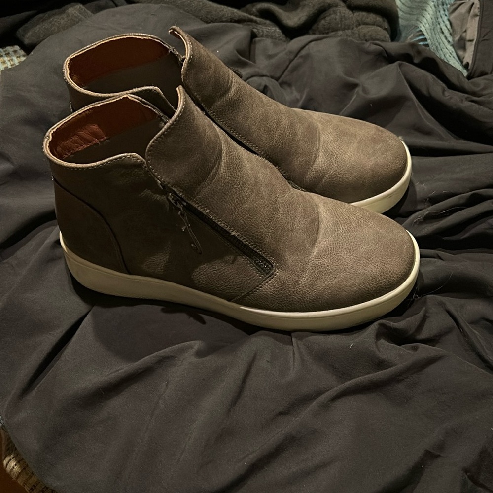 Local store size 8 zippered sneakers grey